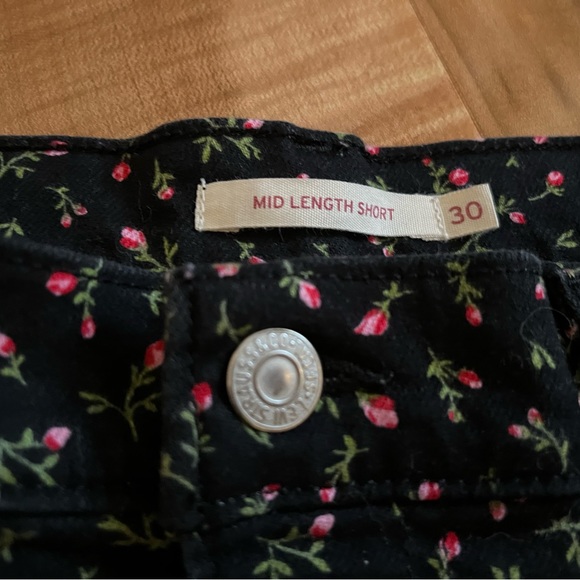 Levi’s Black Floral Shorts - Picture 4 of 4